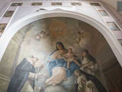 La parete di fondo, intonacata e tinteggiata di rosa, presenta una doppia cornice in stucco nella quale sono posizionate quindici piccole lastre in rame su cui sono dipinte le immagini dei misteri del rosario